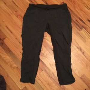 lululemon cropped jogger